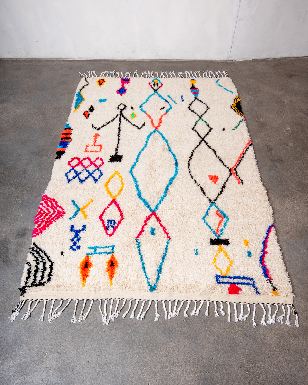Modern designer handcrafted Berber rug from Morocco. Azilal rug with beautiful colors and patterns. Made of sheep’s wool and colourful cotton.